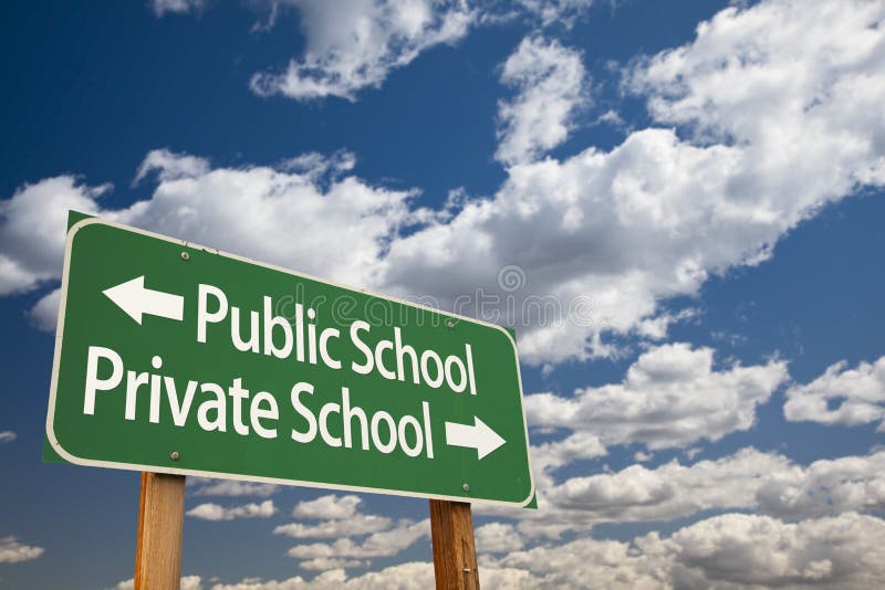 A estrada verde do público ou da escola privada assina sobre o céu