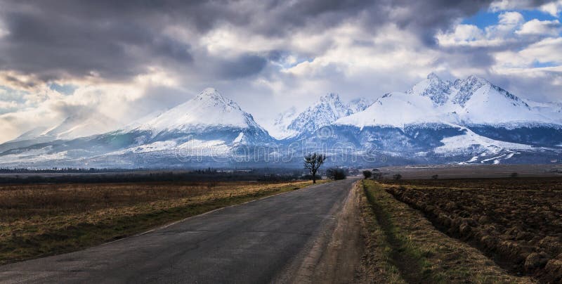 Estrada às montanhas altas de Tatras do inverno cobertas com a neve, Eslováquia imagem de stock royalty free Estrada às montanhas altas de Tatras do inverno cobertas com a neve, Eslováquia imagem de stock royalty free