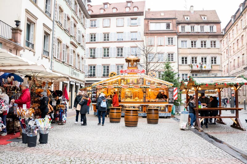 Estrasburgo - França, 9 de dezembro de 2019: A capital do natal e a bela decoração da cidade, do povo e do turista imagens de stock Estrasburgo - França, 9 de dezembro de 2019: A capital do natal e a bela decoração da cidade, do povo e do turista imagens de stock