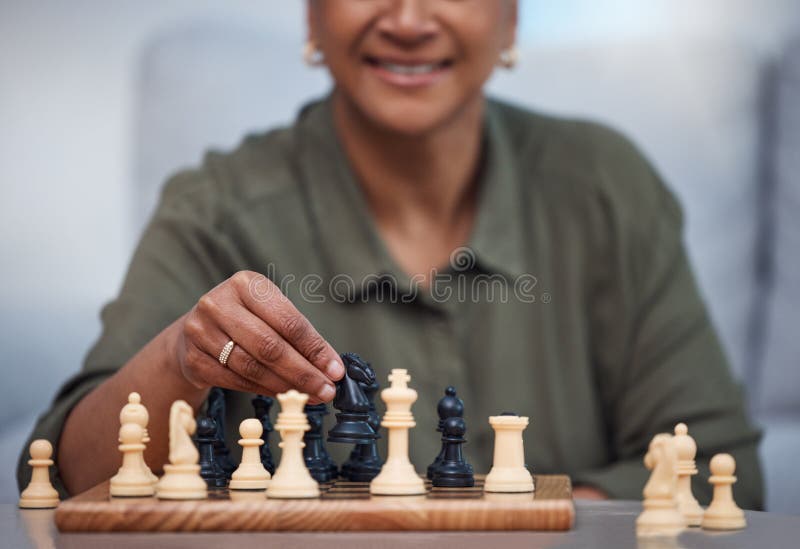 Homem de xadrez movendo uma peça e jogo de resolução de problemas de  estratégia ou pessoa jogando no tabuleiro de xadrez na competição  planejamento de escolha e mão no cavaleiro ou rei