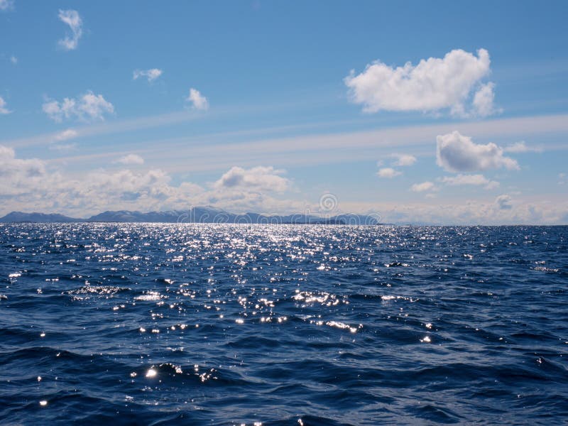 Estratto chiaro Innaffi le piccole onde che passano, livello dell'acqua in ombre variopinte fotografia stock libera da diritti Estratto chiaro Innaffi le piccole onde che passano, livello dell'acqua in ombre variopinte fotografia stock libera da diritti