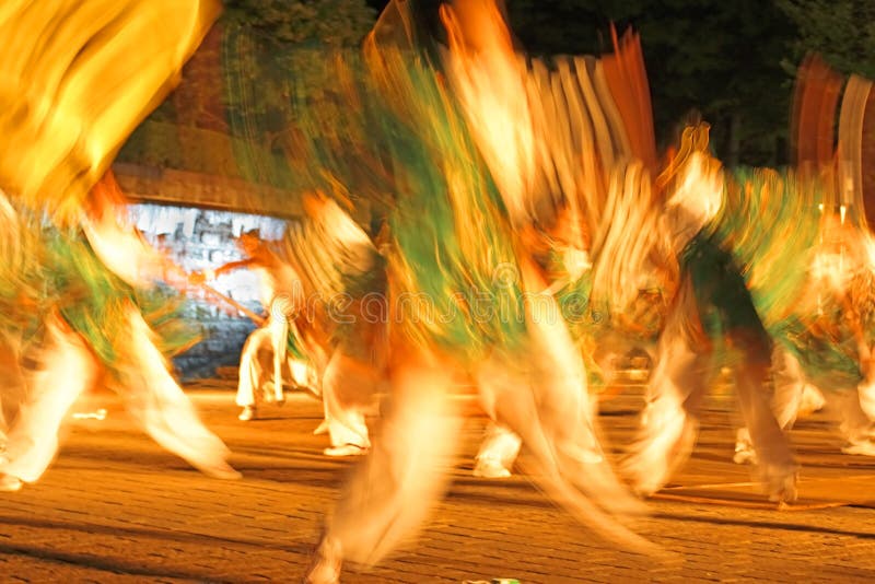 Estratto giapponese della sfuocatura di ballare-movimento di notte fotografia stock Estratto giapponese della sfuocatura di ballare-movimento di notte fotografia stock