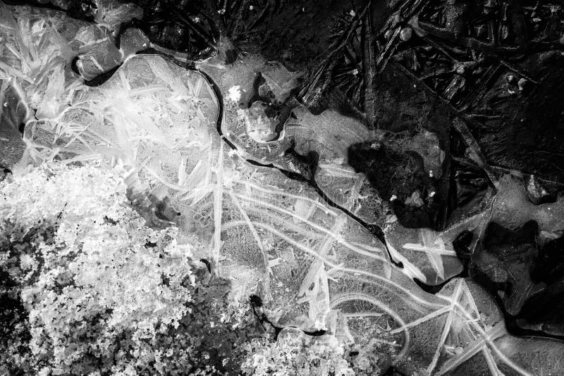 Estratto incrinato del modello del ghiaccio da monocromio della natura immagini stock libere da diritti Estratto incrinato del modello del ghiaccio da monocromio della natura immagini stock libere da diritti
