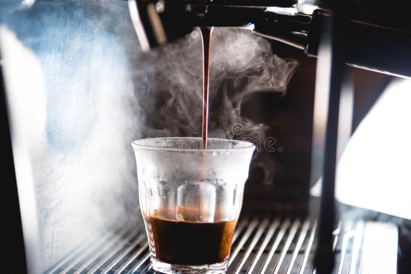 Estrazione di un caffè espresso con luce intensa