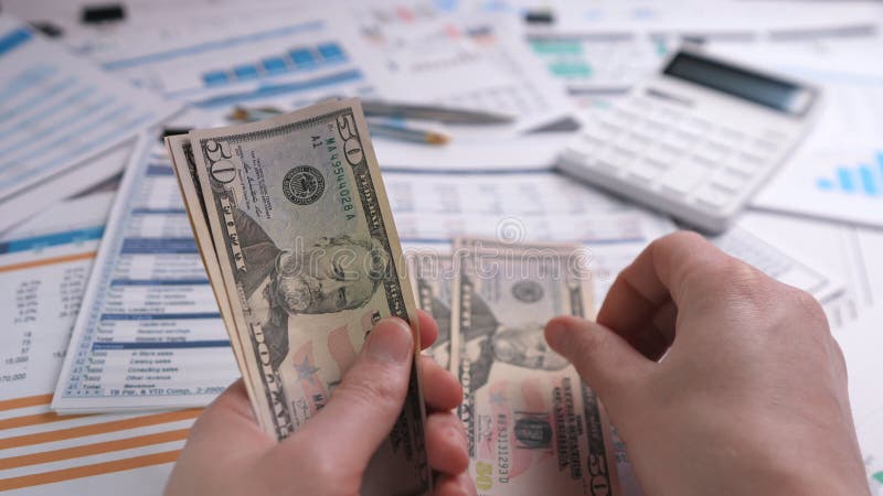 Estrechar manos masculinas contar billetes de quince dólares almacen de video