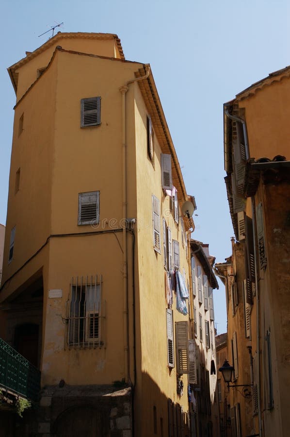 fachadas escuras de casas na rua estreita em roma 12256485 Foto de stock no  Vecteezy