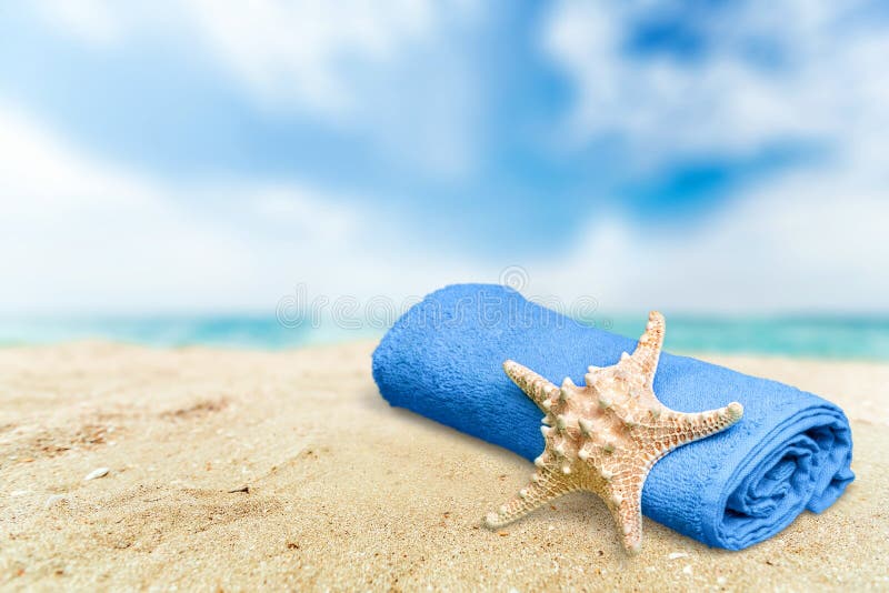 Estrela de mar do close-up com a toalha no Sandy Beach em imagem de stock Estrela de mar do close-up com a toalha no Sandy Beach em imagem de stock