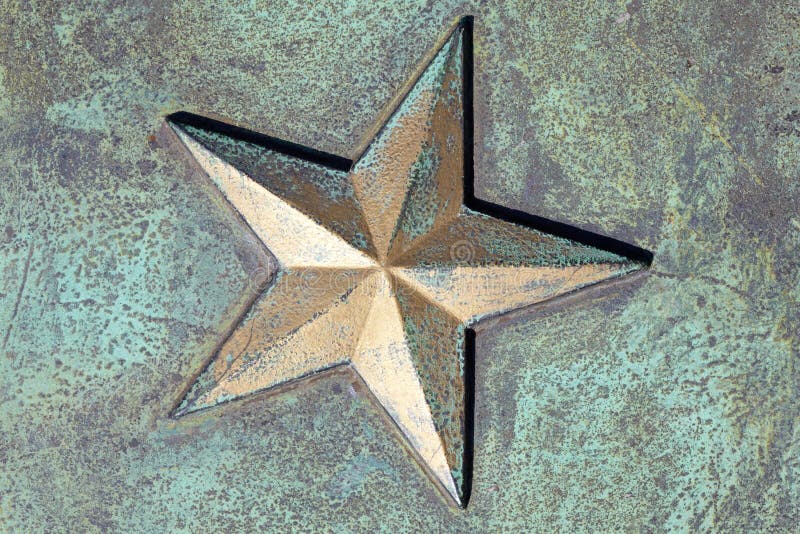 Estrela dourada no fundo oxidado do metal imagens de stock royalty free Estrela dourada no fundo oxidado do metal imagens de stock royalty free