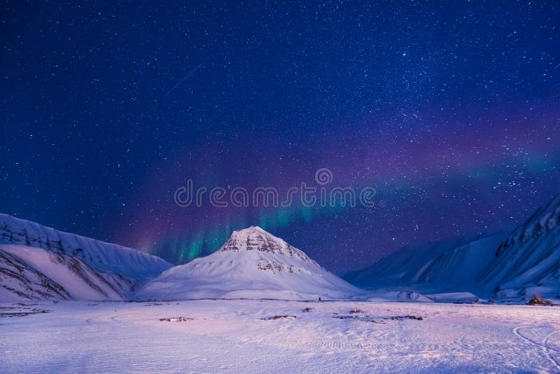A estrela ártica polar Noruega Svalbard do céu do aurora borealis da aurora boreal em montanhas da cidade de Longyearbyen imagens de stock A estrela ártica polar Noruega Svalbard do céu do aurora borealis da aurora boreal em montanhas da cidade de Longyearbyen imagens de stock