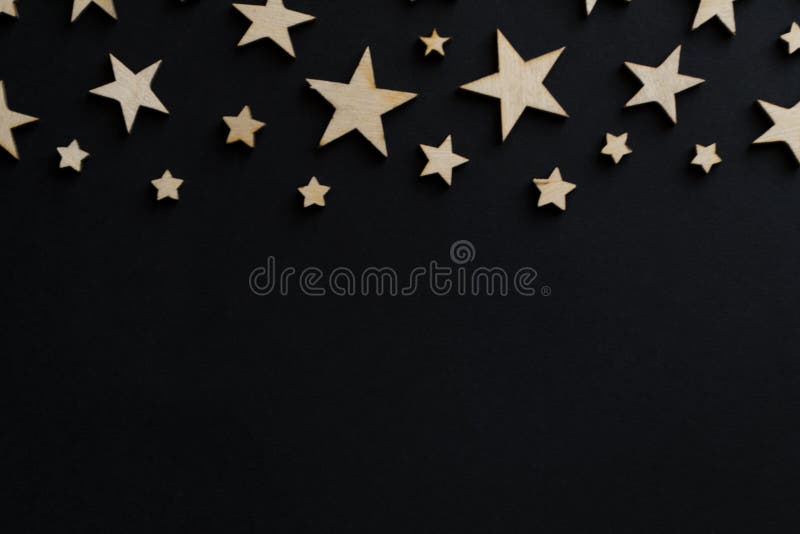 Estrelas de madeira em um fundo preto Placa de giz postcard Conceito do dia do paizinho Dia do ` s dos homens noite astronomia imagens de stock Estrelas de madeira em um fundo preto Placa de giz postcard Conceito do dia do paizinho Dia do ` s dos homens noite astronomia imagens de stock