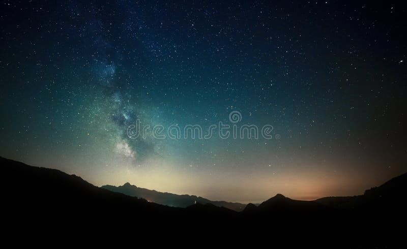 Estrelas do céu noturno com Via Látea no fundo da montanha