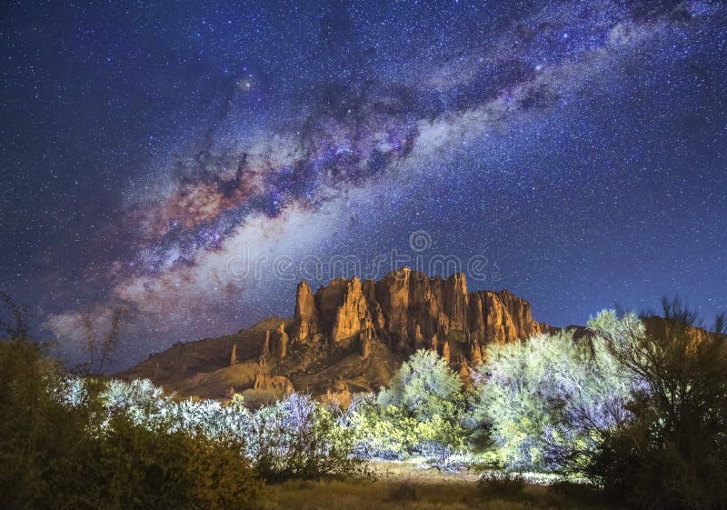 Estrelas & Via Látea sobre montanhas da superstição no Arizona