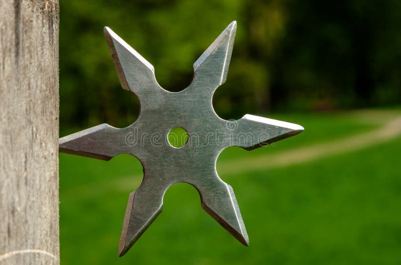 Estrella que lanza de Shuriken, arma japonesa tradicional del frío del ninja fotografía de archivo libre de regalías Estrella que lanza de Shuriken, arma japonesa tradicional del frío del ninja fotografía de archivo libre de regalías