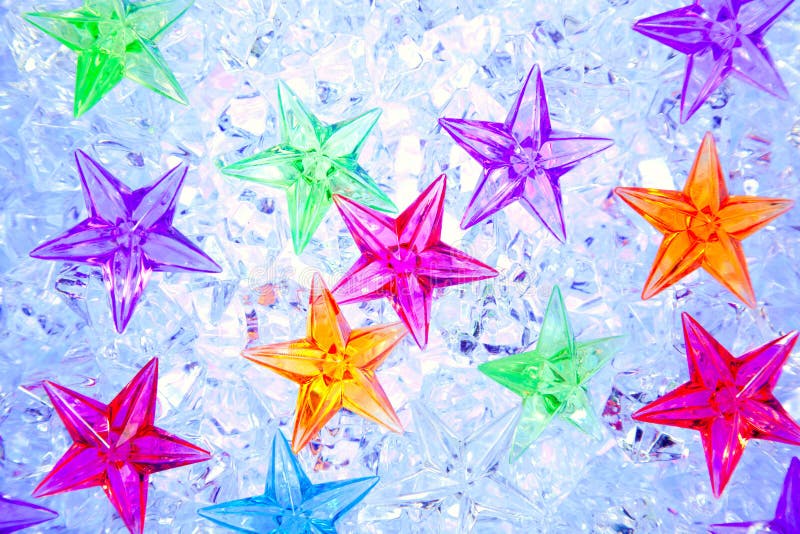 Estrellas coloridas de la Navidad en el hielo azul imagenes de archivo Estrellas coloridas de la Navidad en el hielo azul imagenes de archivo