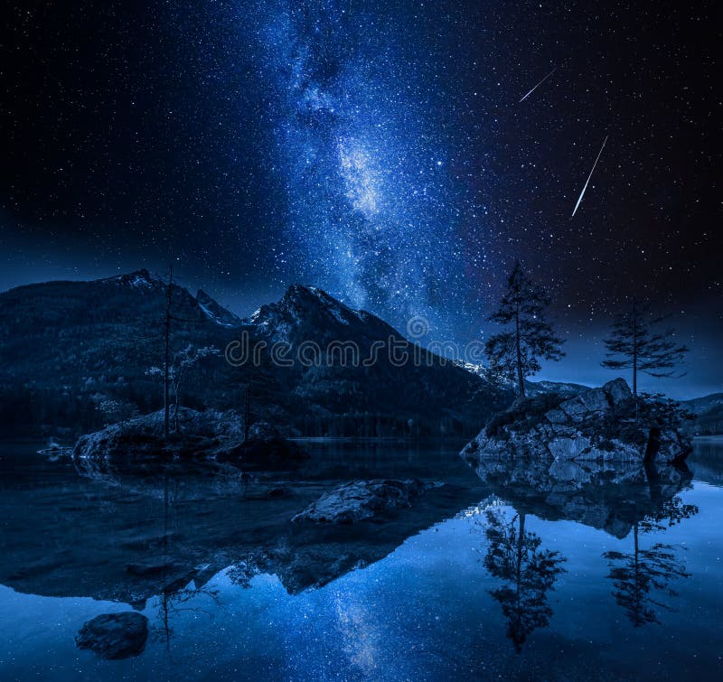 Estrellas de la vía láctea y el caer en el lago Hintersee, montañas, Alemania imágenes de archivo libres de regalías Estrellas de la vía láctea y el caer en el lago Hintersee, montañas, Alemania imágenes de archivo libres de regalías