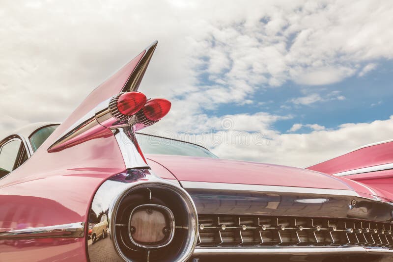 Estremità posteriore di un'automobile classica rosa