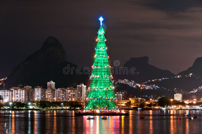 Estructura arborescente de árbol de navidad en Rio de Janeiro fotografía de archivo libre de regalías Estructura arborescente de árbol de navidad en Rio de Janeiro fotografía de archivo libre de regalías