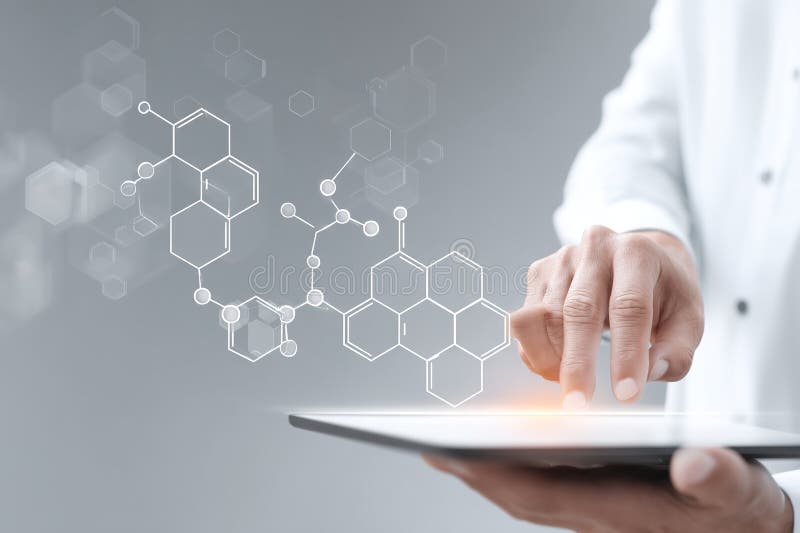 Estructura molecular en la tableta con mano caucásica en la cubierta de laboratorio con fondo gris. El hombre con una capa de laboratorio toca la estructura molecular sobre el comprimido. Muestra la integración de la química y la tecnología con un fondo gris neutro