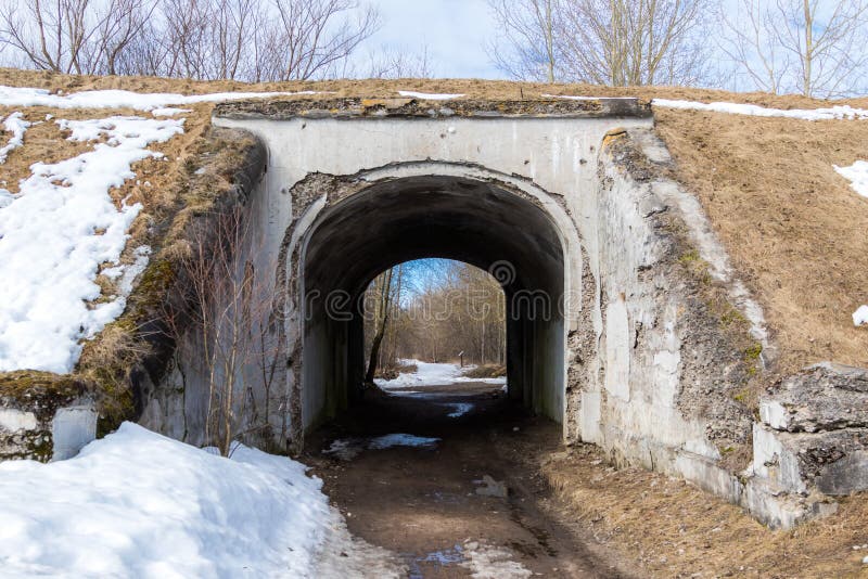 Estructuras protectoras del filón del fuerte en Kronstadt en primavera temprana foto de archivo libre de regalías Estructuras protectoras del filón del fuerte en Kronstadt en primavera temprana foto de archivo libre de regalías