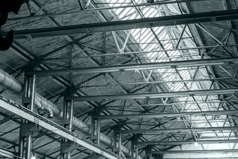Estructure el marco de acero del tejado industrial con los tragaluces