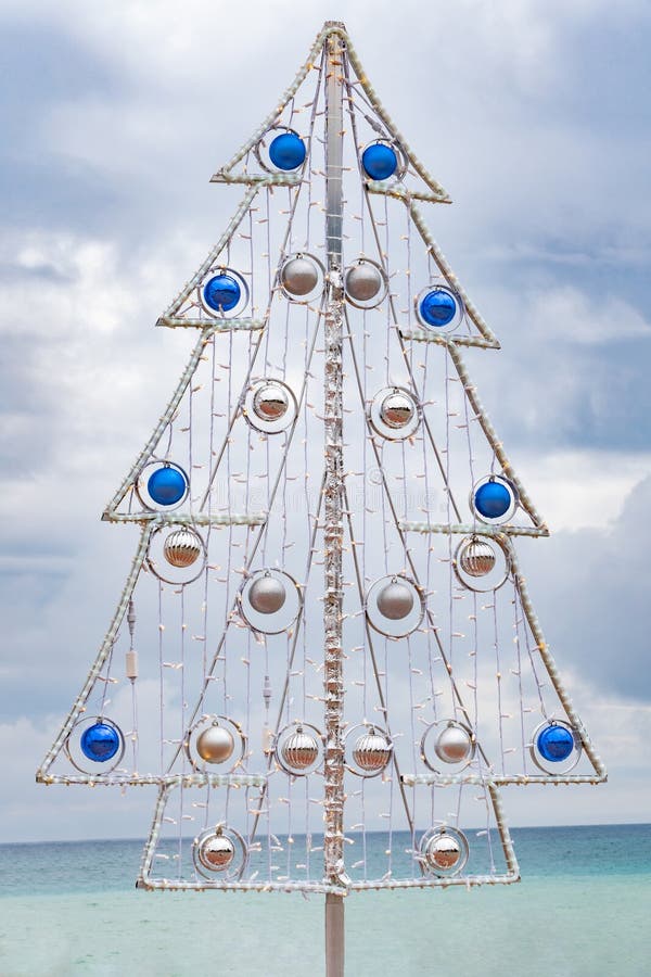 Estrutura Metálica Da árvore De Natal Ao Ar Livre, Fechada Imagem de Stock  - Imagem de exterior, estar: 167642721