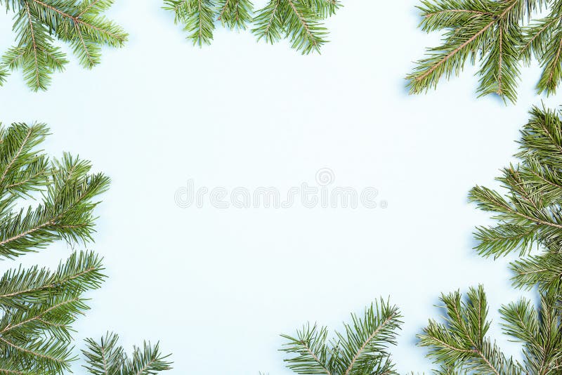 Estrutura verde do Natal isolada no fundo azul imagens de stock royalty free Estrutura verde do Natal isolada no fundo azul imagens de stock royalty free