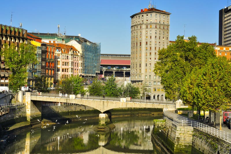 Estuario di Bilbao, a Bilbao, la Spagna immagine stock libera da diritti Estuario di Bilbao, a Bilbao, la Spagna immagine stock libera da diritti
