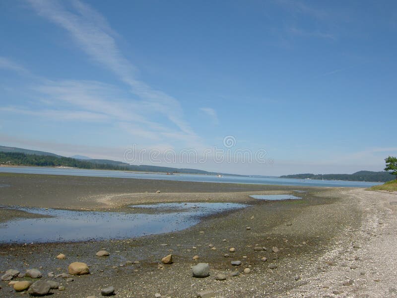 Vacío a rocoso estuario, isla.