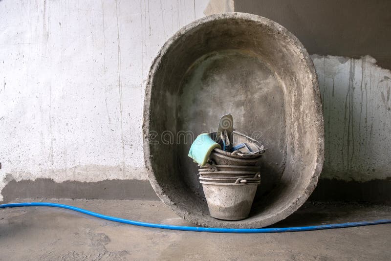 Estucador Equipment no local de trabalho de construção novo Bandeja do almofariz, pá de pedreiro, flutuador e equipamento de cons fotografia de stock Estucador Equipment no local de trabalho de construção novo Bandeja do almofariz, pá de pedreiro, flutuador e equipamento de cons fotografia de stock