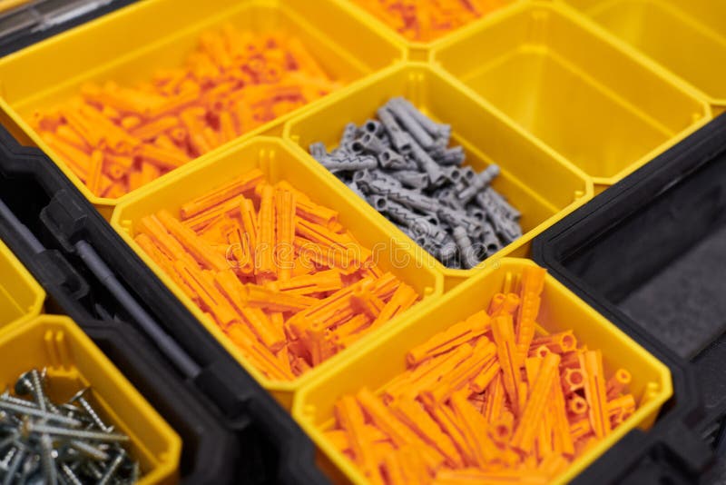 Caja De Plástico Para Clavos, Tornillos Y Herramientas Aisladas