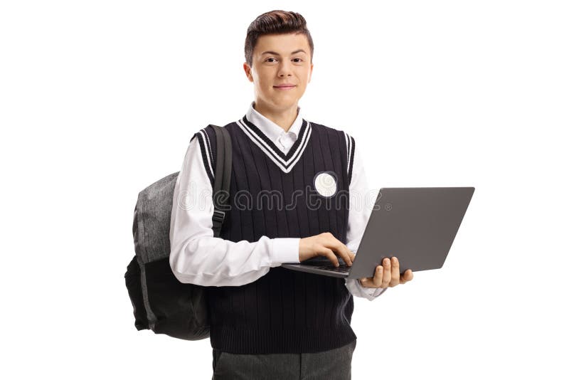 Estudante adolescente de uniforme escolar segurando um laptop