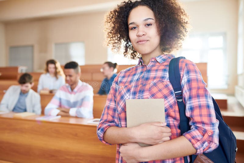 Estudante africano satisfeito na universidade imagem de stock Estudante africano satisfeito na universidade imagem de stock