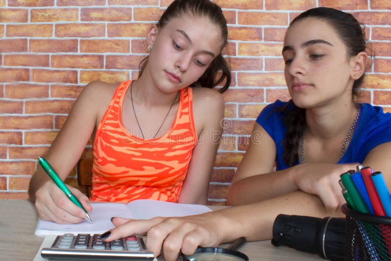 estudante atrativo novo Girls que estuda lições Pensamentos, educação, conceito da faculdade criadora foto de stock royalty free estudante atrativo novo Girls que estuda lições Pensamentos, educação, conceito da faculdade criadora foto de stock royalty free