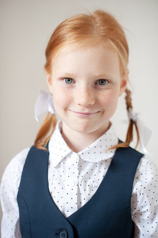 Estudante avermelhada no interior imagem de stock royalty free