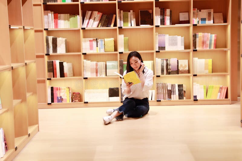 A estudante consideravelmente bonito bonita chinesa asiática Teenager da mulher leu o livro na biblioteca da livraria imagem de stock royalty free A estudante consideravelmente bonito bonita chinesa asiática Teenager da mulher leu o livro na biblioteca da livraria imagem de stock royalty free
