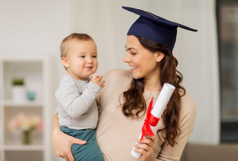 Estudante da mãe com bebê e diploma em casa fotografia de stock Estudante da mãe com bebê e diploma em casa fotografia de stock