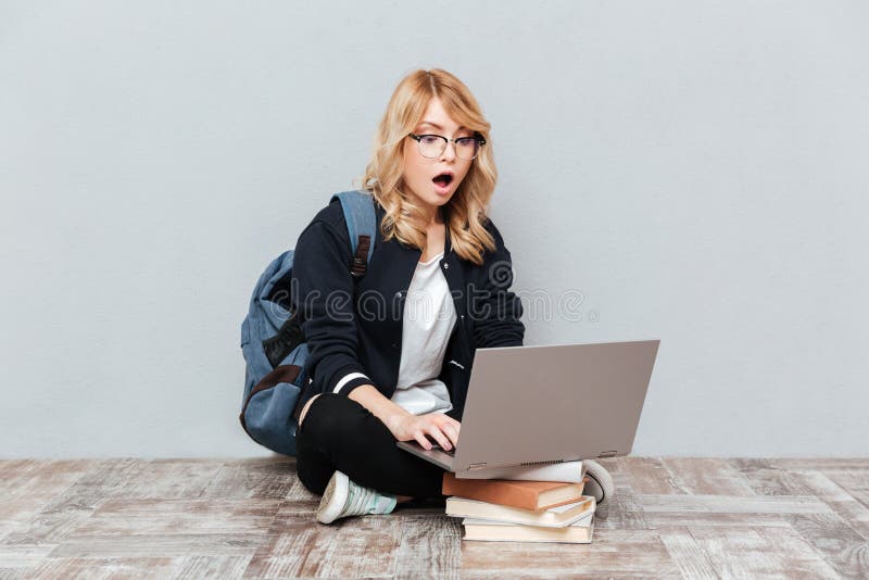 Estudante de jovem mulher chocado que usa o laptop fotos de stock Estudante de jovem mulher chocado que usa o laptop fotos de stock
