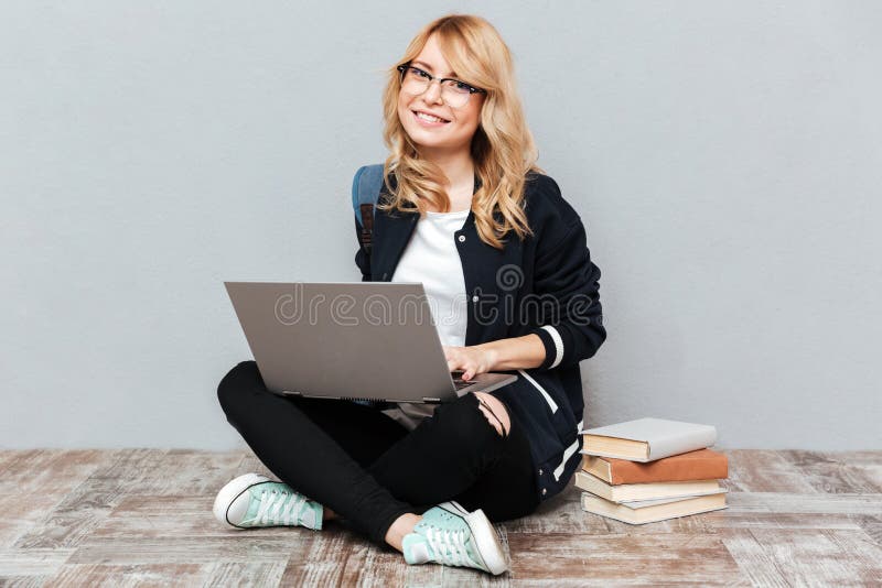 Estudante de jovem mulher de sorriso que usa o laptop fotos de stock Estudante de jovem mulher de sorriso que usa o laptop fotos de stock
