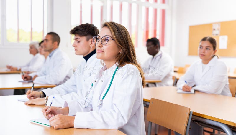 Estudante de medicina jovem que frequenta palestra na universidade fotos de stock royalty free