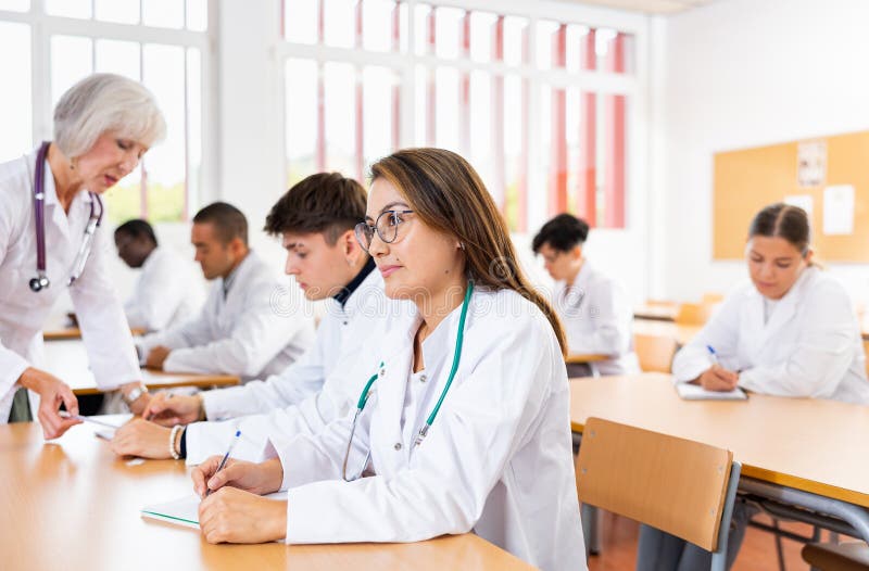 Estudante de medicina jovem que frequenta palestra na universidade fotos de stock
