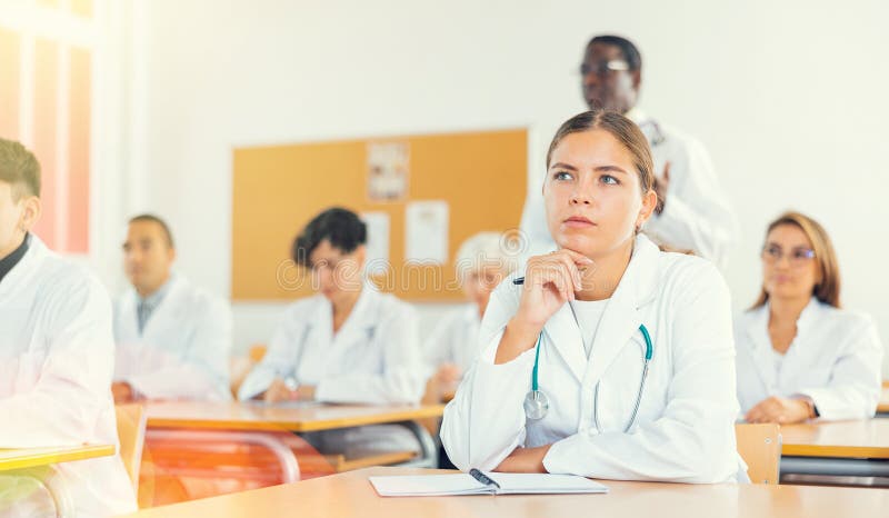Estudante de medicina ouvindo palestras em sala de aula fotos de stock royalty free