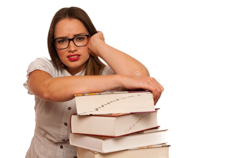 Estudante de mulher caucasiano asiático forçado que aprende nas toneladas de livros fotos de stock royalty free Estudante de mulher caucasiano asiático forçado que aprende nas toneladas de livros fotos de stock royalty free