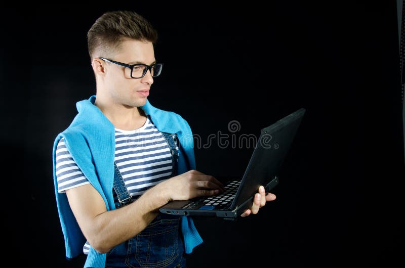 Estudante e portátil atrativos fotos de stock Estudante e portátil atrativos fotos de stock