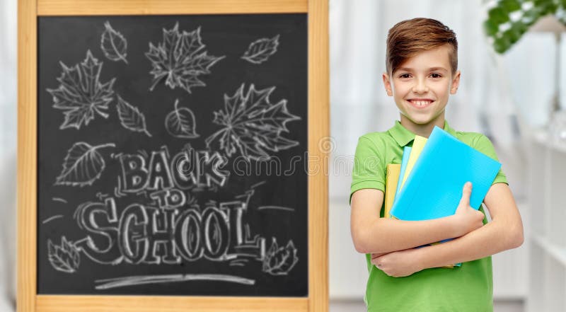 Crianças Felizes Que Constroem Robôs Na Escola Da Robótica Foto de Stock -  Imagem de povos, elementar: 84421408