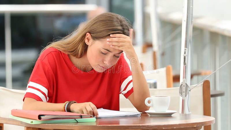 Estudante frustrante que estuda em uma cafetaria
