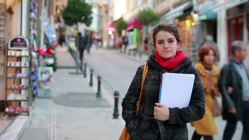 Estudante fêmea que guarda livros