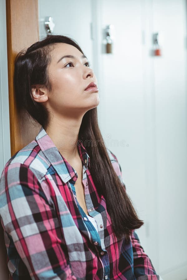Estudante incomodado que senta-se e que olha acima imagem de stock Estudante incomodado que senta-se e que olha acima imagem de stock