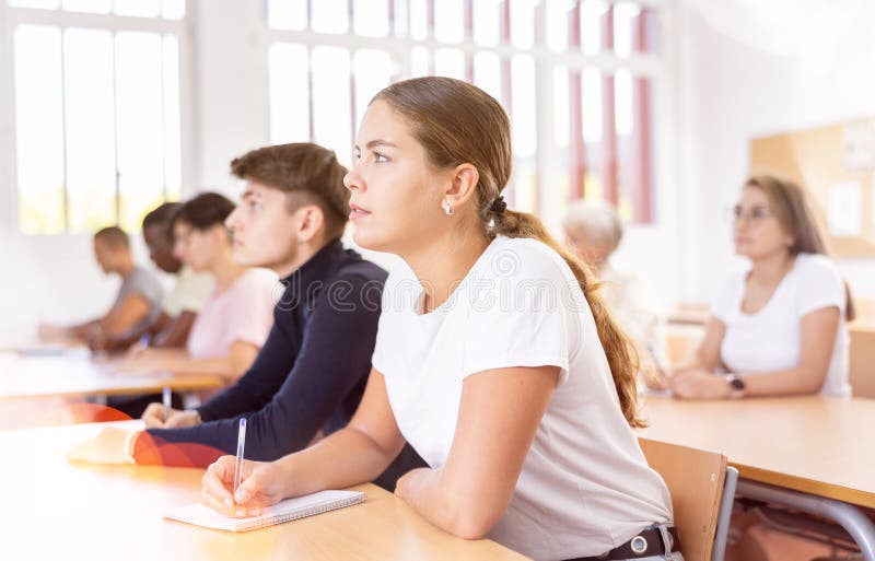 Estudante jovem e positiva que estuda em sessão de formação fotografia de stock royalty free