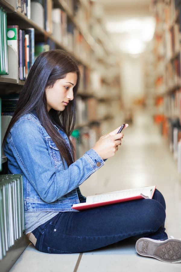 Estudante latino-americano que texting foto de stock Estudante latino-americano que texting foto de stock