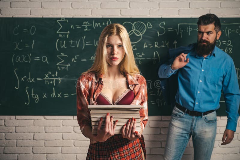 Estudante Life Pares de homem e de mulher na sala de aula Estudantes universitário e professor no amor junto Estudante fêmea com imagens de stock Estudante Life Pares de homem e de mulher na sala de aula Estudantes universitário e professor no amor junto Estudante fêmea com imagens de stock